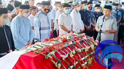 Bupati Selayar Lepas Jenasah Alm. Hj. Suryani Ramli Menuju Tempat Peristirahatan Terakhirnya