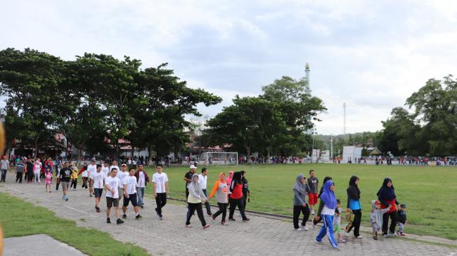 Jalan Sehat Ramaikan Gerakan Jumat Berolahraga di Lapangan Pemuda Benteng 