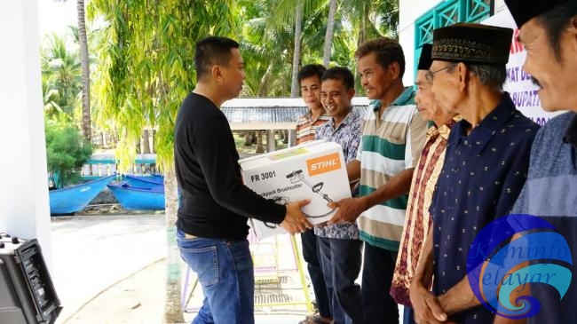 MBA Serahkan Bantuan Pemberdayaan Masyarakat di Desa Barat Lambongan