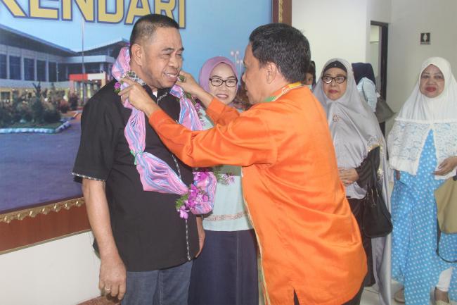 Tiba di Sultra, Wakil Bupati Kepulauan Selayar Dijemput Dengan Pangulangan Pita