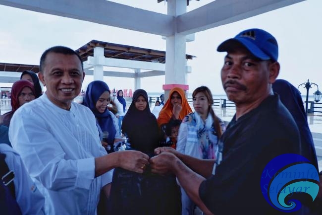 Aksi Sosial KSK, Bagi Paket Lebaran Kepada Keluarga Kurang Mampu