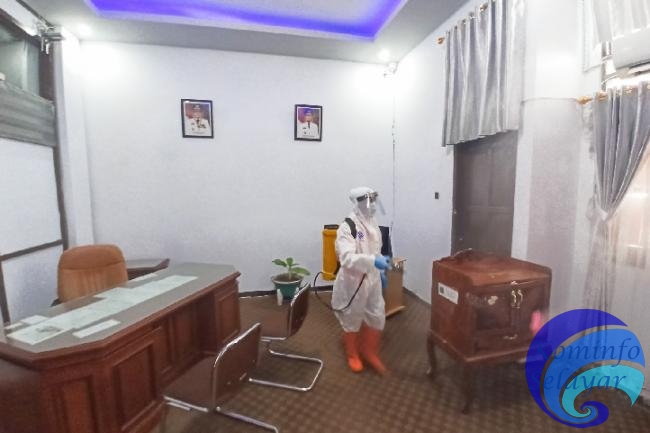 Tim BPBD Melakukan Penyemprotan Disinfektan di Kantor Bupati Kepulauan Selayar
