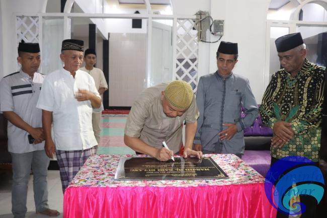 Penandatanganan Prasasti Tandai Peresmian Mesjid Hj. Sari Bulang