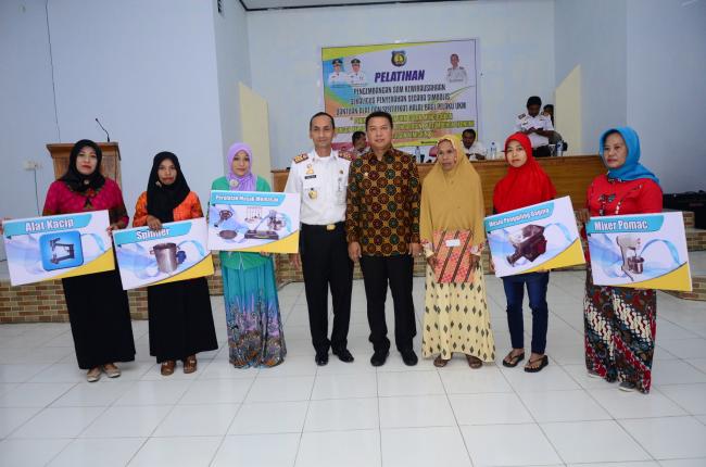 Bupati Kep. Selayar Buka Pelatihan SDM Kewirausahaan, Sekaligus Serahkan Bantuan Bagi Pelaku UKM