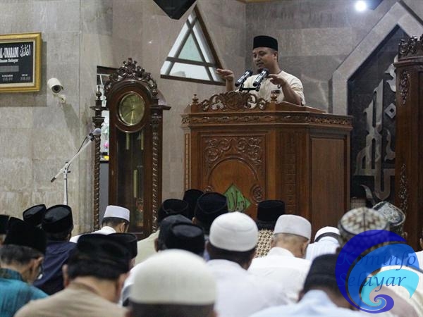 Andi Sudirman Sulaiman Bawakan Khutbah di Masjid Agung Selayar