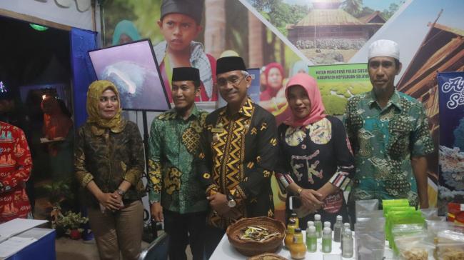 Bupati Lutim Kagumi Stand Pameran Pemkab Kepulauan Selayar