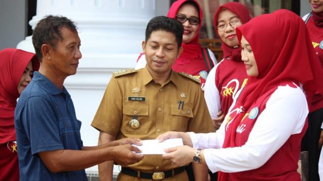 Ketua TP PKK Selayar Serahkan Bantuan Korban Kebakaran, Lanjut Dengan Giat Program PKK Peduli 