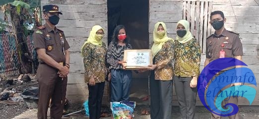 Jelang HBA Kajari Selayar Serahkan Bantuan Kepada Warga Kurang Mampu