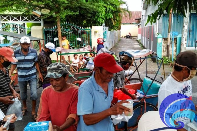 Pengurus BKMT Selayar Bersama KSK Berbagi Menu Buka Puasa dengan Para Kaum Dhuafa