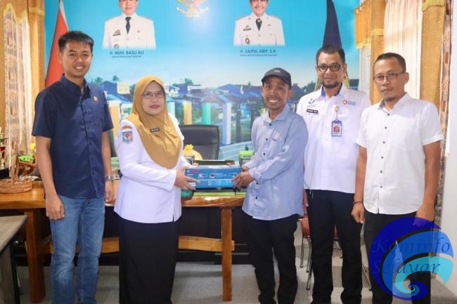 Disperinaker Pemkab Selayar Serahkan Bantuan Peralatan Bagi Pelaku Usaha