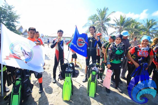 Menghadap Laut 2.0, Para Pemerhati Lingkungan Melakukan Aksi Bersih Pantai di Kampung Penyu 