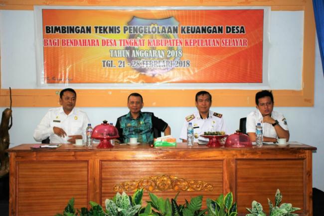 Sekda Buka Resmi Bimtek Pengelolaan Keuangan Desa Kepulauan Selayar 