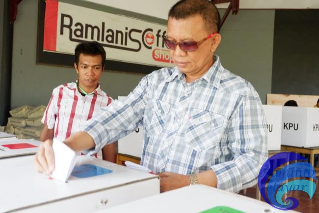 Mencoblos di TPS 016 Kelurahan Benteng, Berikut Komentar Sekda Kepulauan Selayar 
