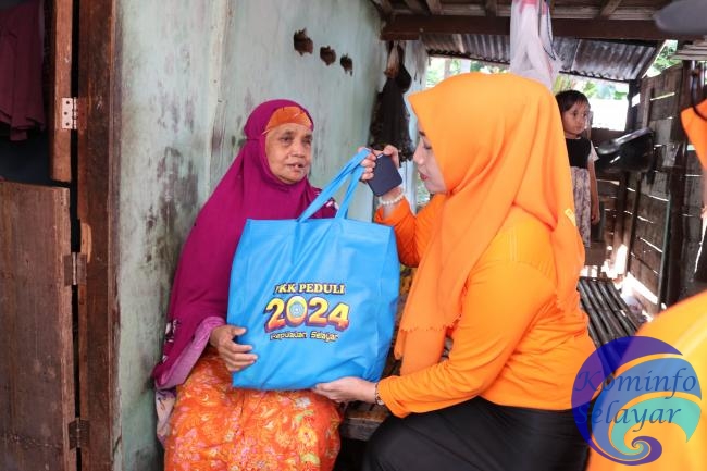 Berbagi Bahagia, TP PKK Selayar Sambagi Rumah Warga Salurkan Paket Ramadhan