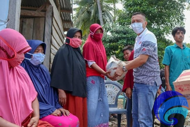 Kunker, MBA Salurkan Bantuan Jaring Pengaman Sosial di Teluk Kampe