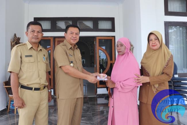 Bupati Basli Ali Serahkan Santunan Kepada Ahli Waris Empat Korban Kapal Tenggelam