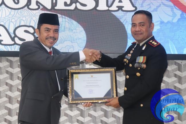 Bupati Basli Ali Anugrahkan Dua Penghargaan Kepada Korps Bhayangkara Selayar