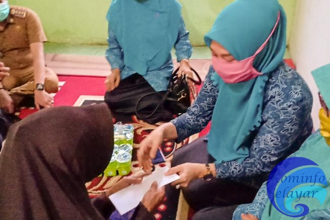 Ketua TP PKK Serahkan Bantuan Kepada Korban Kebakaran di Kelurahan Benteng Selatan