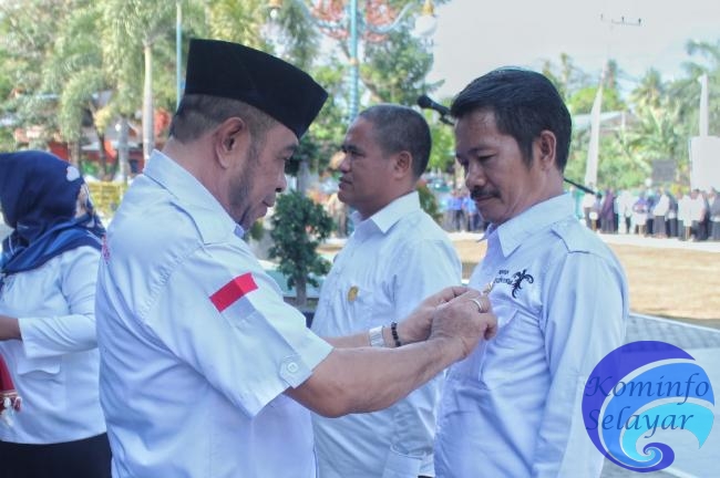 Hari Pariwisata Dunia, Wabup Kepulauan Selayar Sematkan Pin Kepada Penggiat Pariwisata dan Seniman