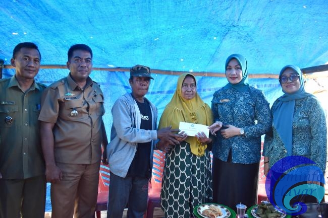 Musribah Basli dan Jajaran PKK Sambangi Korban Kebakaran di Barat Onto Selayar