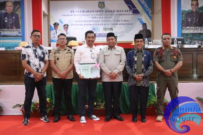 Wabup Saiful Arif Serahkan PBB-P2 Tahun 2024 ke Lurah dan Kades
