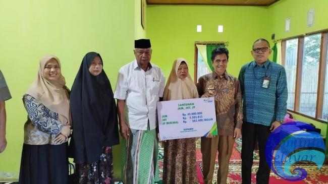 Saiful Arif Serahkan Santunan JKM kepada Ahli Waris Pegawai PDAM Selayar