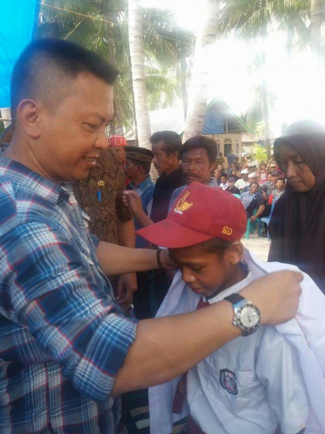 6 Hari Kunker di Kepulauan, Bupati Serahkan Bantuan Gratis Untuk Masyarakat Kurang Mampu 