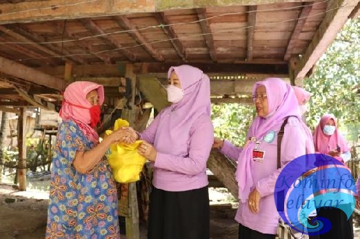 Ketua dan Pengurus PKK Selayar Berbagi Paket Ramadan Hingga ke Dusun-Dusun
