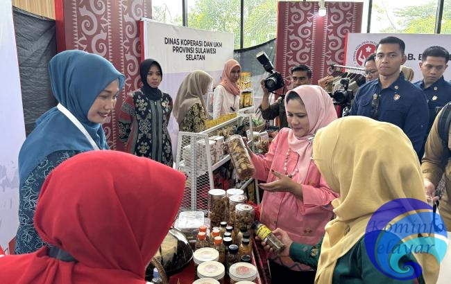 Musrifah Basli Kenalkan Produk UMKM Tenteng Kenari dan Bolu Gulung Ke Ibu Negara Iriana Jokowi