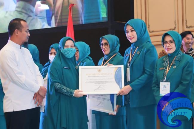Musrifah Basli Terima Penghargaan dari Gubernur Sulsel pada Peringatan HKG KE-51