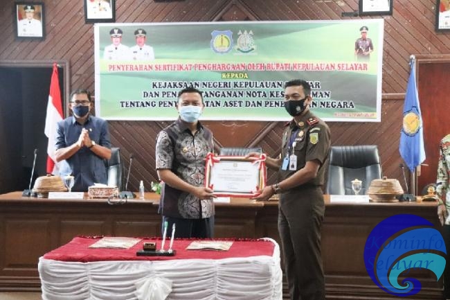 Selamatkan Keuangan Negara, Bupati Kepulauan Selayar Serahkan Sertifikat Penghargaan kepada Kajari