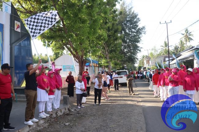 Bupati Basli Ali didampingi Ketua TP. PKK Kabupaten Lepas Ribuan Peserta Jalan Sehat HKG PKK Ke-51