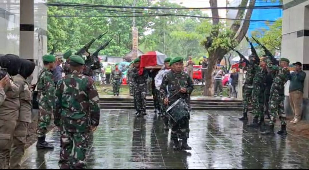 Jenazah Almarhum Rapsel Ali di Makamkan Secara Militer TMP Panaikan