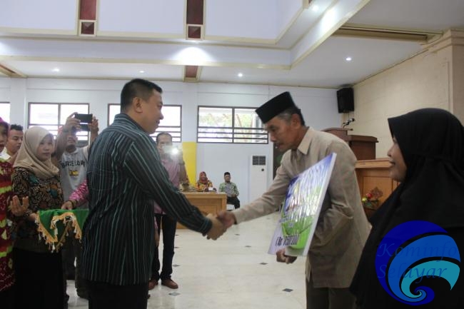 Bupati Kepulauan Selayar Serahkan Bantuan Stimulan Peningkatan Kualitas Rumah Swadaya