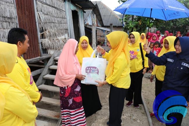 Serentak, TP PKK Kepulauan Selayar Berbagi Paket Ramadan kepada Warga Kurang Mampu