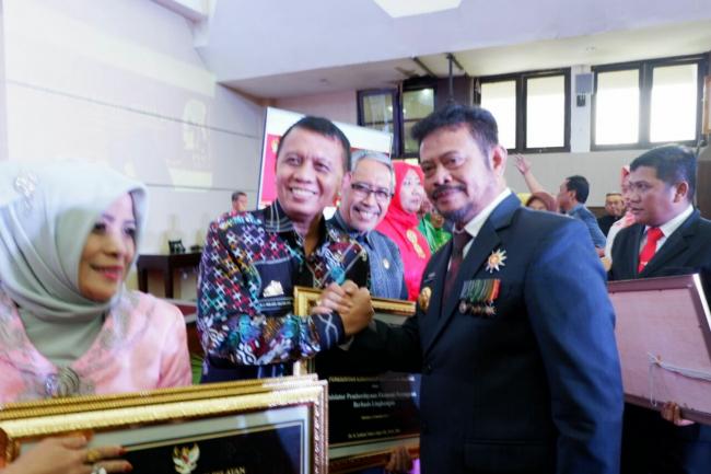 Pemkab Selayar Raih Penghargaan Sebagai Inisiator Pemberdayaan Ekonomi Perempuan Berbasis Lingkungan