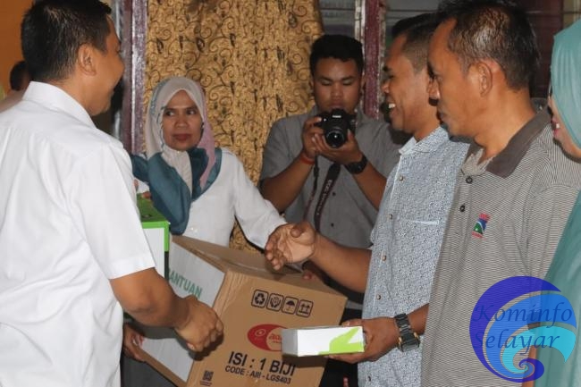 Bupati Kepulauan Selayar Serahkan Bantuan kepada Pelaku UKM di Putabangun