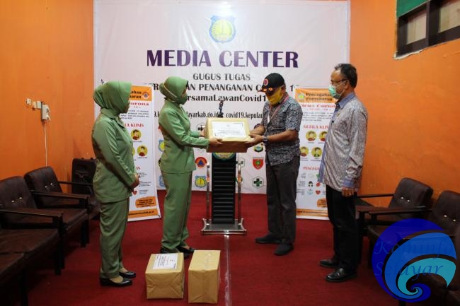 Ketua Persit KCK Dim 1415 Kepulauan Selayar Serahkan Bantuan APD ke Posko Induk Covid-19