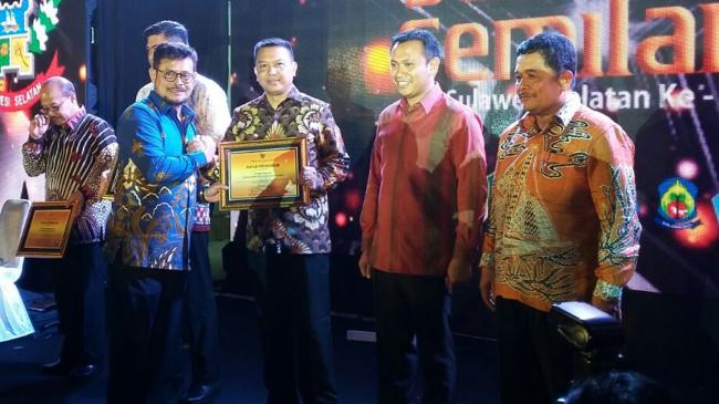 Pesona Sulsel Gemilang, Bupati Kepulauan Selayar Terima Penghargaan Dari Gubernur Sulsel