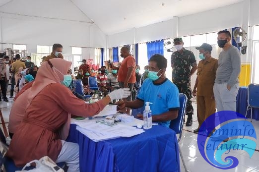 Sambil Edukasi Warga, Bupati Pantau Pelaksanaan Gebyar Vaksin di Kecamatan Pasimarannu