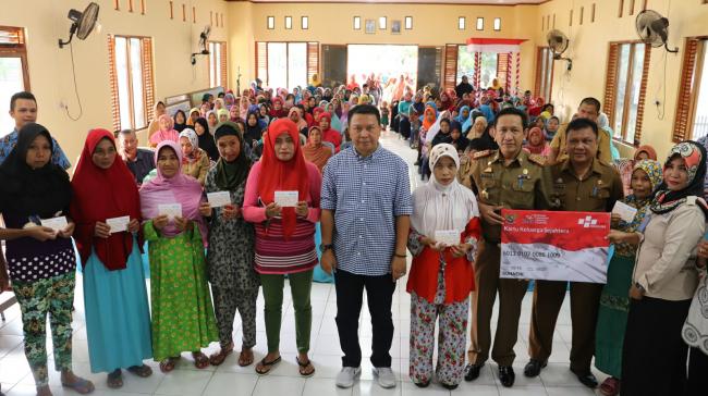 Warga Kecamatan Bontoharu Terima Bansos Non Tunai PKH, Ini Harapan Bupati Kepulauan Selayar 