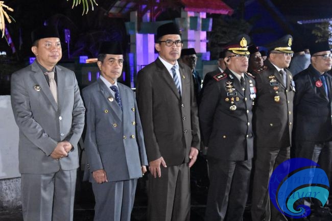 Bupati Basli Ali dan Wabup Saiful Arif Ikuti Apel Penghormatan dan Renungan Hut RI 79 di TMP Barugaia