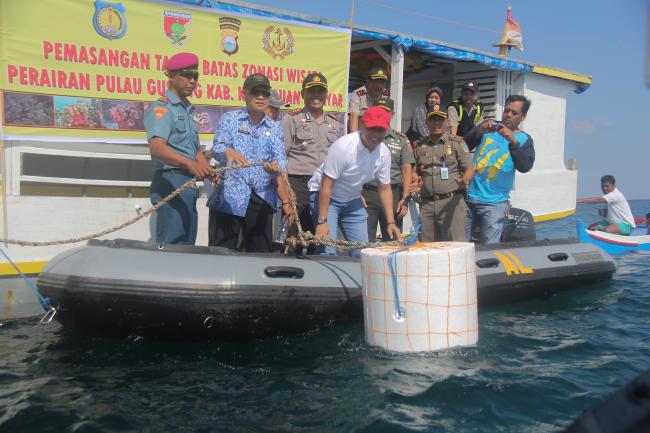 Bupati Kepulauan Selayar Pasang Tanda Batas Zona Wisata di Perairan Pulau Gusung