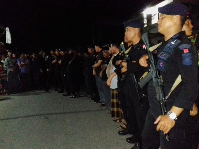 TNI-Polri bersama Warga sambut kedatangan Jenazah Briptu Adri Pransiska di Selayar