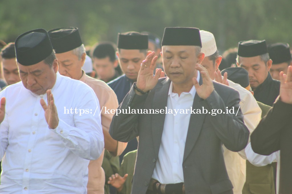 Bupati Kepulauan Selayar Sholat Idulfitri bersama Warga di Lapangan Pemuda