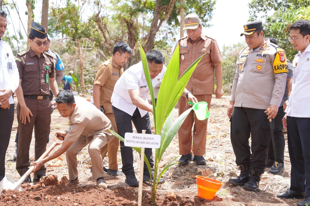 Wabup Muhtar, M.M., Forkopimda, dan Jajaran Imigrasi se-Sulsel Tanam Bibit Kelapa Serentak di Selayar