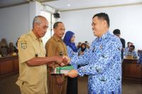 Asisten Pemerintahan Serahkan SPPT DHKP kepada Para Lurah dan Kepala Desa - (Ada 3 foto)