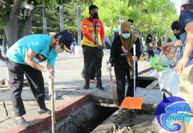 World Cleanup Day 2021, Wabup Saiful Arif berjibaku bersihkan selokan