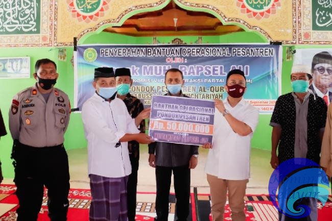 Rapsel Ali Serahkan Bantuan Operasional Untuk Pondok Pesantren Babubassalam Selayar