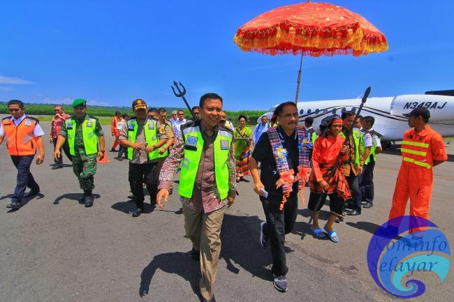 Penjemputan Adat Sambut Kedatangan Menpar RI di Bandara H. Aroeppala Selayar 